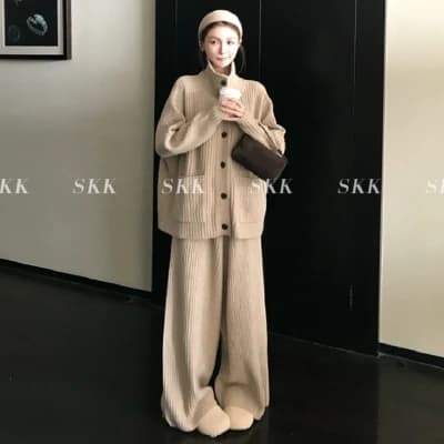 'Lazy and stylish blogger Lao Qian's Korean-style high-neck button-down sweater cardigan/trousers two-piece set'