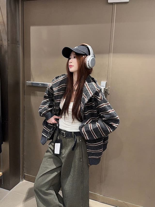 Three strands of cashmere create a relaxed, striped, hooded, loose-fitting casual sweatshirt/jacket for women, perfect for autumn and winter