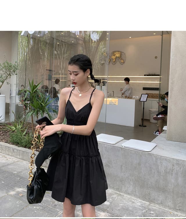  V-neck, scheming waist, fluffy and swinging little black dress
