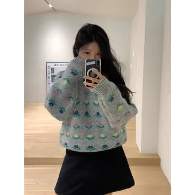  A stylish round-neck floral print women's knit sweater.