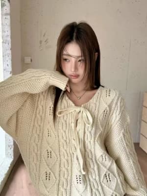 Lazy-style cable knit sweater with tie-up design