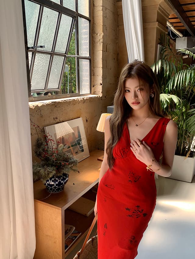 Spring and summer rose red printed v-neck suspender dress