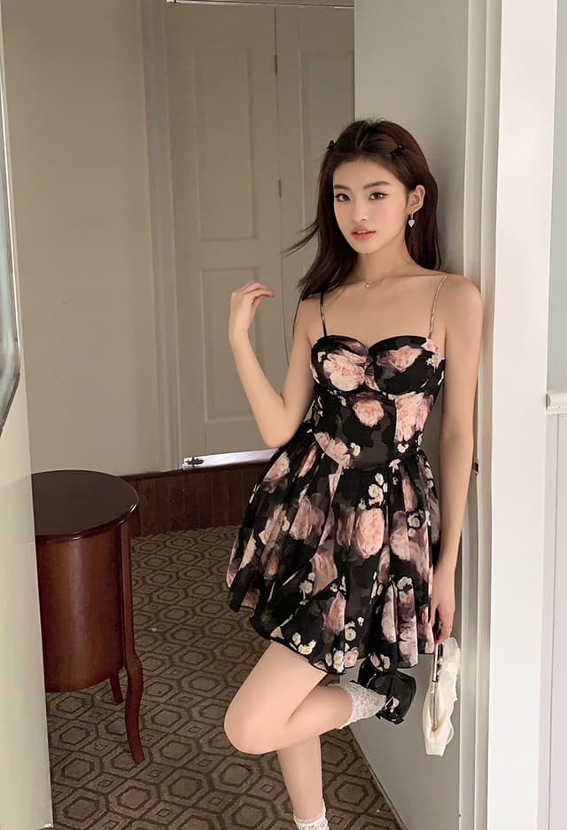 Spring and summer atmosphere fading color V-neck suspender dress 