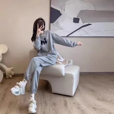 Stylish and youthful two-piece sportswear set 