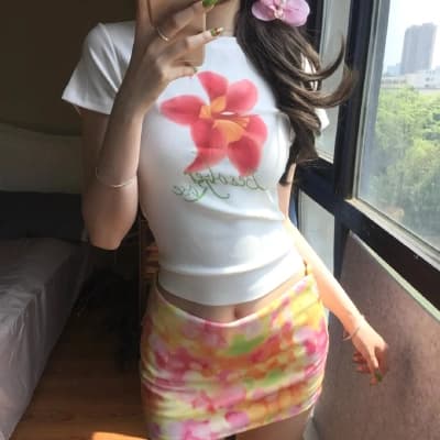 Floral print slim-fit short-sleeved T-shirt for women.